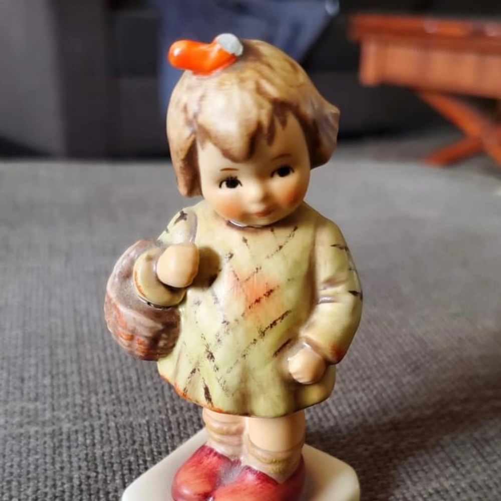 VINTAGE M.I. HUMMEL CLUB GOEBEL W.GERMANY BEE MARK "GIRL W BASKET" 479 FIGURINE